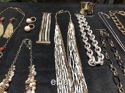 Lot de bijoux vintage à aujourd'hui, signé et non signé, lot de 43 pièces