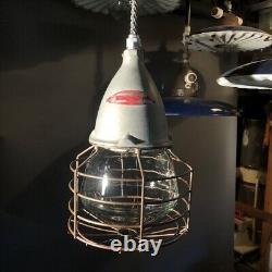 Lumière industrielle Crouse-Hinds DLA-121 avec cage rare, globe en verre neuf et fil de terre