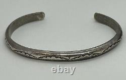 Paire Vintage Navajo Native American Sterling Silver Narrow Ornate Cuff Bracelets