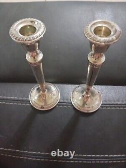 Paire d'anciens chandeliers en argent sterling couronnés, lourds et mesurant 8 pouces de haut, avec tige effilée.