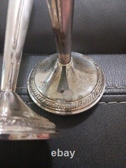 Paire d'anciens chandeliers en argent sterling couronnés, lourds et mesurant 8 pouces de haut, avec tige effilée.