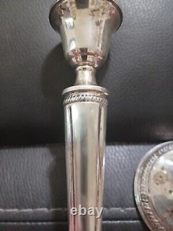 Paire d'anciens chandeliers en argent sterling couronnés, lourds et mesurant 8 pouces de haut, avec tige effilée.