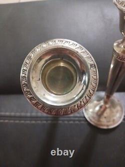 Paire d'anciens chandeliers en argent sterling couronnés, lourds et mesurant 8 pouces de haut, avec tige effilée.