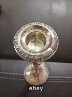 Paire d'anciens chandeliers en argent sterling couronnés, lourds et mesurant 8 pouces de haut, avec tige effilée.