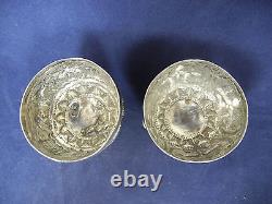Paire de bols à épices en argent repoussé vintage oriental sur pied