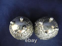 Paire de bols à épices en argent repoussé vintage oriental sur pied