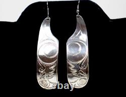 Paire de boucles d'oreilles anciennes en argent sterling signées Francis Dick de la côte nord-ouest.