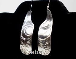 Paire de boucles d'oreilles anciennes en argent sterling signées Francis Dick de la côte nord-ouest.