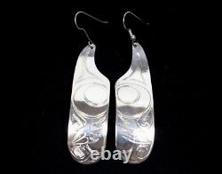 Paire de boucles d'oreilles anciennes en argent sterling signées Francis Dick de la côte nord-ouest.