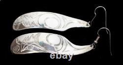 Paire de boucles d'oreilles anciennes en argent sterling signées Francis Dick de la côte nord-ouest.
