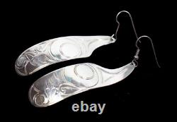 Paire de boucles d'oreilles anciennes en argent sterling signées Francis Dick de la côte nord-ouest.