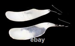 Paire de boucles d'oreilles anciennes en argent sterling signées Francis Dick de la côte nord-ouest.
