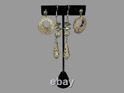 Paire de boucles d'oreilles pendantes en argent vieilli et paire de boucles d'oreilles ouvertes rondes en argent.