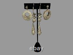 Paire de boucles d'oreilles pendantes en argent vieilli et paire de boucles d'oreilles ouvertes rondes en argent.