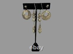 Paire de boucles d'oreilles pendantes en argent vieilli et paire de boucles d'oreilles ouvertes rondes en argent.