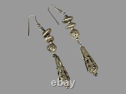 Paire de boucles d'oreilles pendantes en argent vieilli et paire de boucles d'oreilles ouvertes rondes en argent.