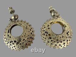 Paire de boucles d'oreilles pendantes en argent vieilli et paire de boucles d'oreilles ouvertes rondes en argent.