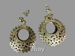 Paire de boucles d'oreilles pendantes en argent vieilli et paire de boucles d'oreilles ouvertes rondes en argent.