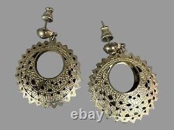 Paire de boucles d'oreilles pendantes en argent vieilli et paire de boucles d'oreilles ouvertes rondes en argent.