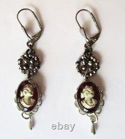 Paire de boucles d'oreilles vintage en acier découpé et verre peint à la main avec camée/Boho/Shabby Chic