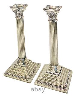 Paire de bougeoirs Corinthiens en argent plaqué, vintage, avec colonnes, pour bougies.