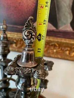 Paire de bougeoirs en argent plaqué de style vintage signés pour la décoration de la maison
