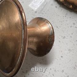 Paire de bougeoirs en cuivre vintage 17 Patine base large à étages détaillée unique