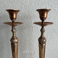 Paire de bougeoirs en cuivre vintage avec patine, base large, détaillée et unique
