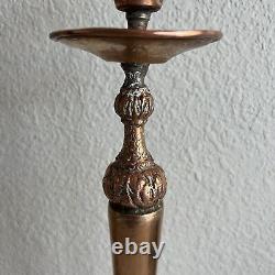 Paire de bougeoirs en cuivre vintage avec patine, base large, détaillée et unique