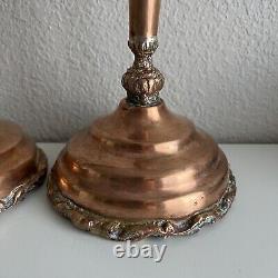 Paire de bougeoirs en cuivre vintage avec patine, base large, détaillée et unique