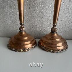 Paire de bougeoirs en cuivre vintage avec patine, base large, détaillée et unique