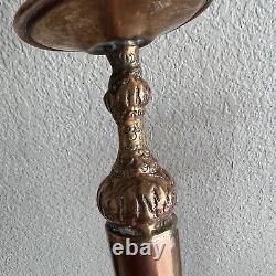 Paire de bougeoirs en cuivre vintage avec patine, base large, détaillée et unique