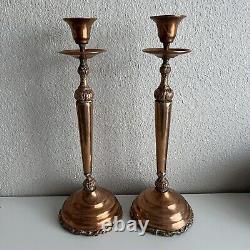 Paire de bougeoirs en cuivre vintage avec patine, base large, détaillée et unique