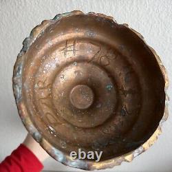 Paire de bougeoirs en cuivre vintage avec patine, base large, détaillée et unique