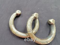 Paire de bracelets en argent vintage assortis de 236 grammes