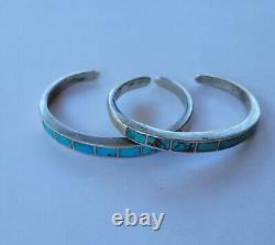 Paire de bracelets vintage en argent et turquoises incrustées, de taille petite