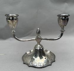 Paire de chandeliers à deux bras en argent plaqué vintage.