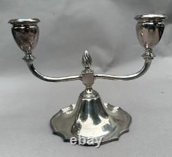 Paire de chandeliers à deux bras en argent plaqué vintage.