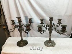 Paire de chandeliers en candelabre de la compagnie International Silver Co, pièce maîtresse ornée.