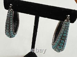 Paire de grandes et élégantes boucles d'oreilles vintage en métal argenté et incrustation de turquoise fabuleuses