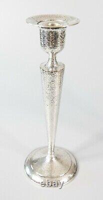 Paire de grands bougeoirs vintage en argent plaqué martelé de style Art déco du milieu du XXe siècle