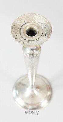 Paire de grands bougeoirs vintage en argent plaqué martelé de style Art déco du milieu du XXe siècle