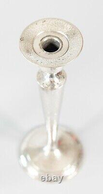 Paire de grands bougeoirs vintage en argent plaqué martelé de style Art déco du milieu du XXe siècle