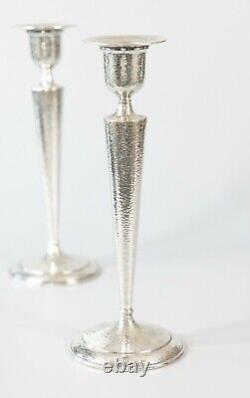 Paire de grands bougeoirs vintage en argent plaqué martelé de style Art déco du milieu du XXe siècle