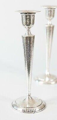 Paire de grands bougeoirs vintage en argent plaqué martelé de style Art déco du milieu du XXe siècle