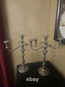 Paire de grands candélabres en argent plaqué vintage à 3 bras, détails floraux bougeoirs