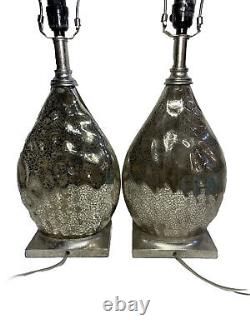 Paire de lampes de bureau vintage métalliques argentées avec abat-jour en verre, style moderne du milieu du XXe siècle.