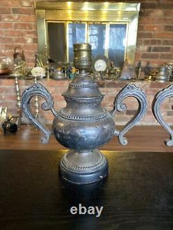 Paire de lampes de table de style urne en laiton plaqué argent vintage Sarreid LTD