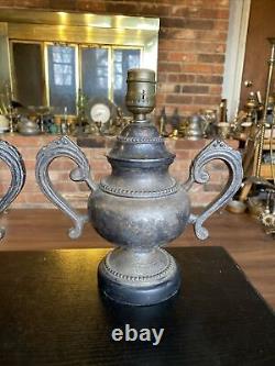 Paire de lampes de table de style urne en laiton plaqué argent vintage Sarreid LTD