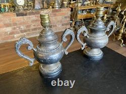 Paire de lampes de table de style urne en laiton plaqué argent vintage Sarreid LTD
